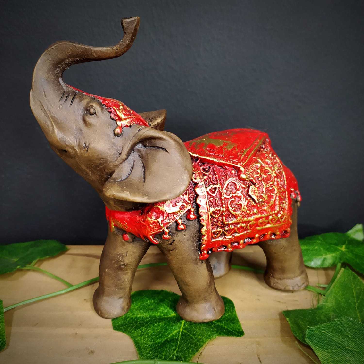 ELEFANTE ENVELHECIDO COM MANTO TRIANGULO VERMELHO 15CM