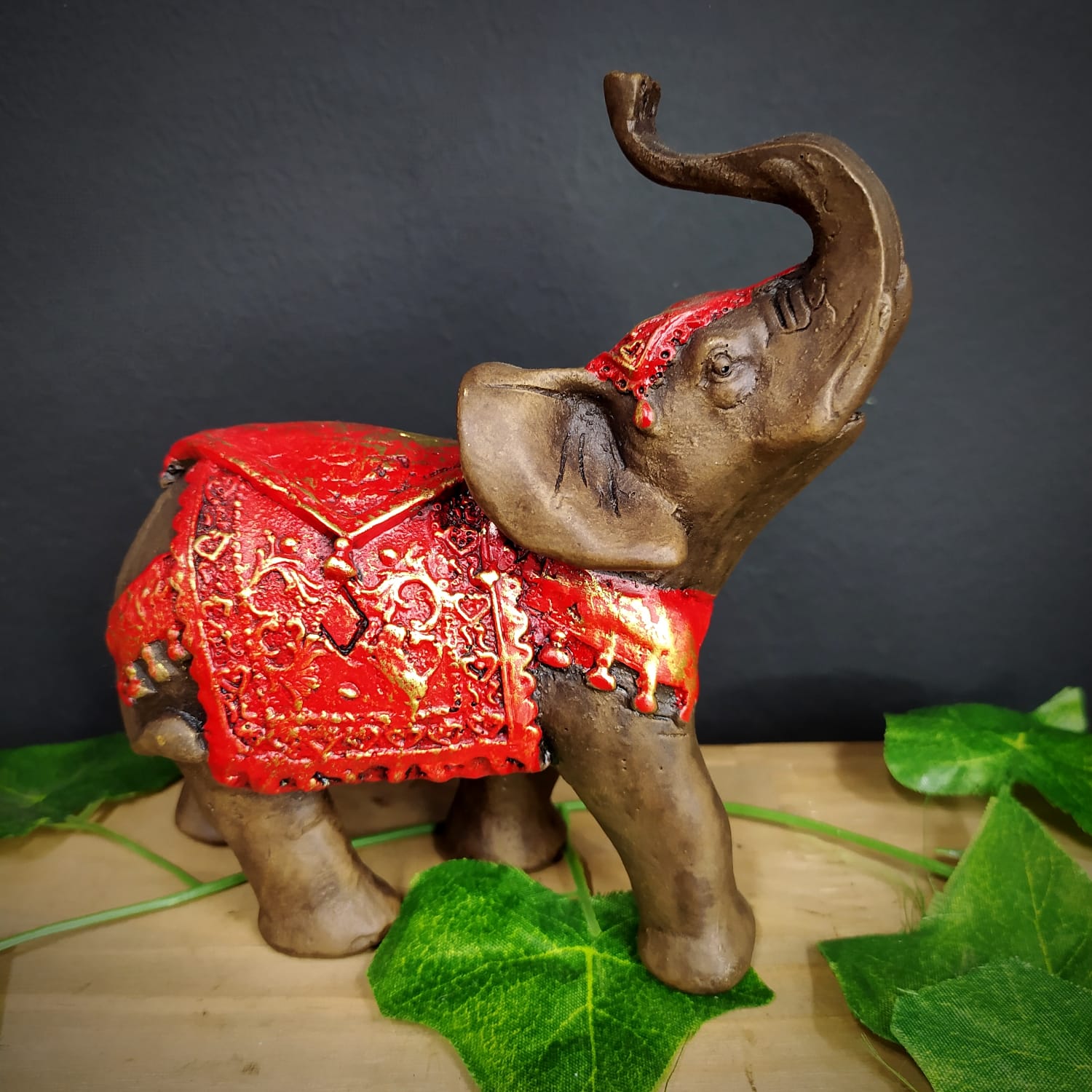 ELEFANTE ENVELHECIDO COM MANTO TRIANGULO VERMELHO 15CM - Imagem 2