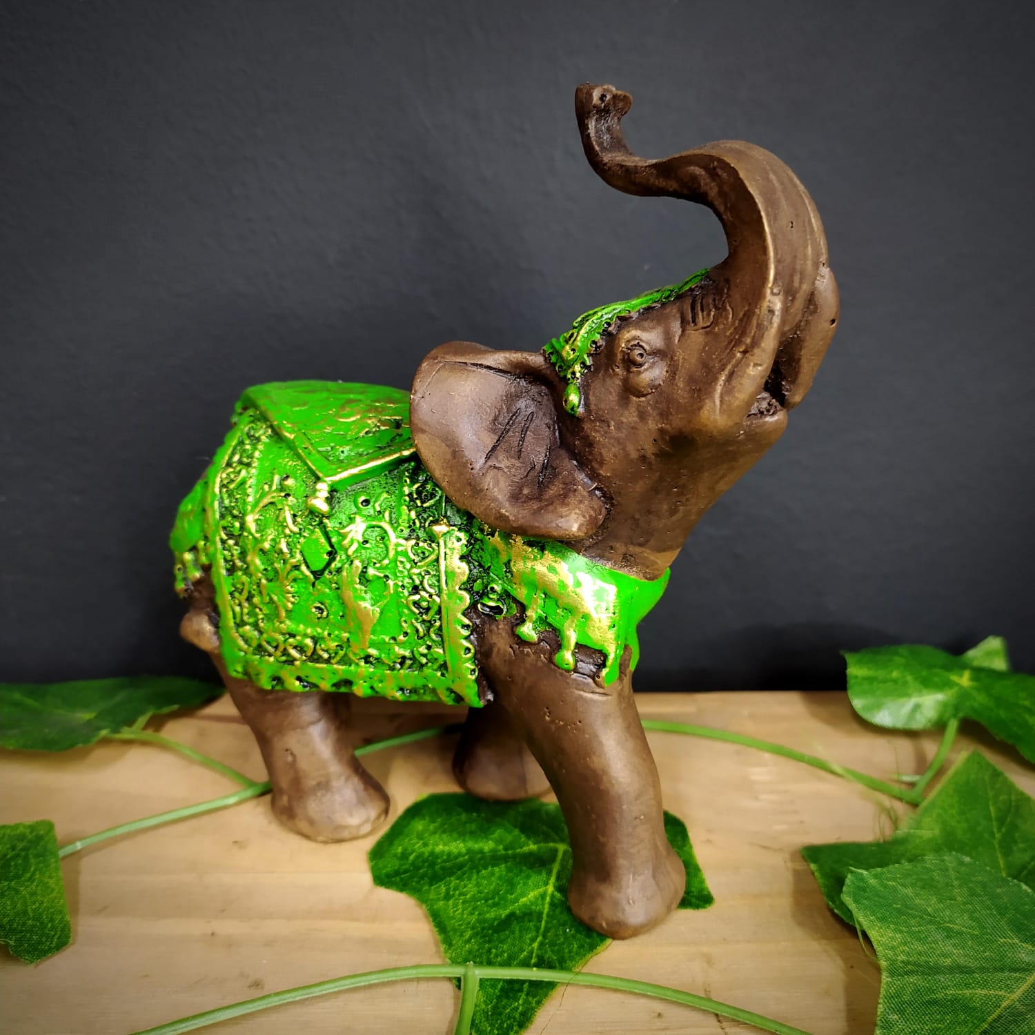 ELEFANTE ENVELHECIDO COM MANTO TRIANGULO VERDE 15CM - Imagem 2