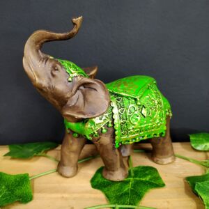 ELEFANTE ENVELHECIDO COM MANTO TRIANGULO VERDE 15CM