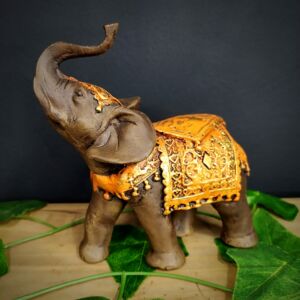 ELEFANTE ENVELHECIDO COM MANTO TRIANGULO LARANJA 15CM