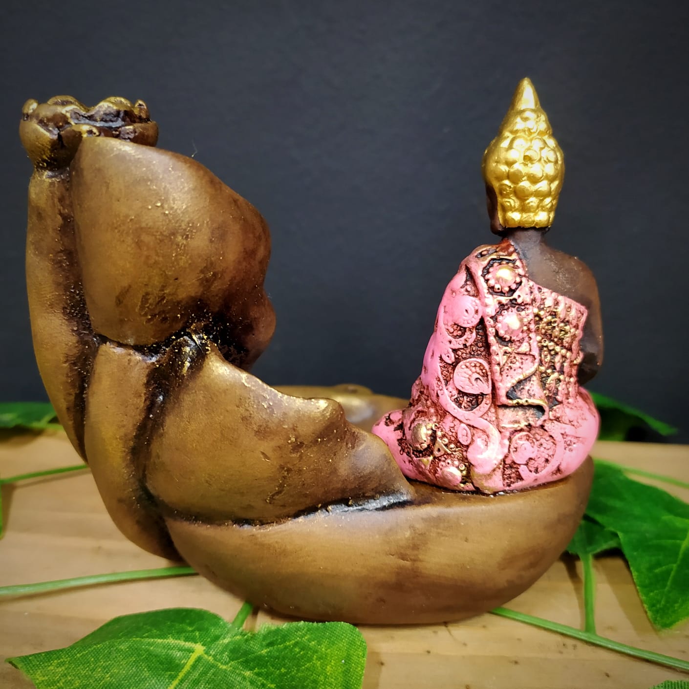 PORTA INCENSO CASCATA FOLHAS COM BUDA MAGRO ROSA 12CM - Imagem 2