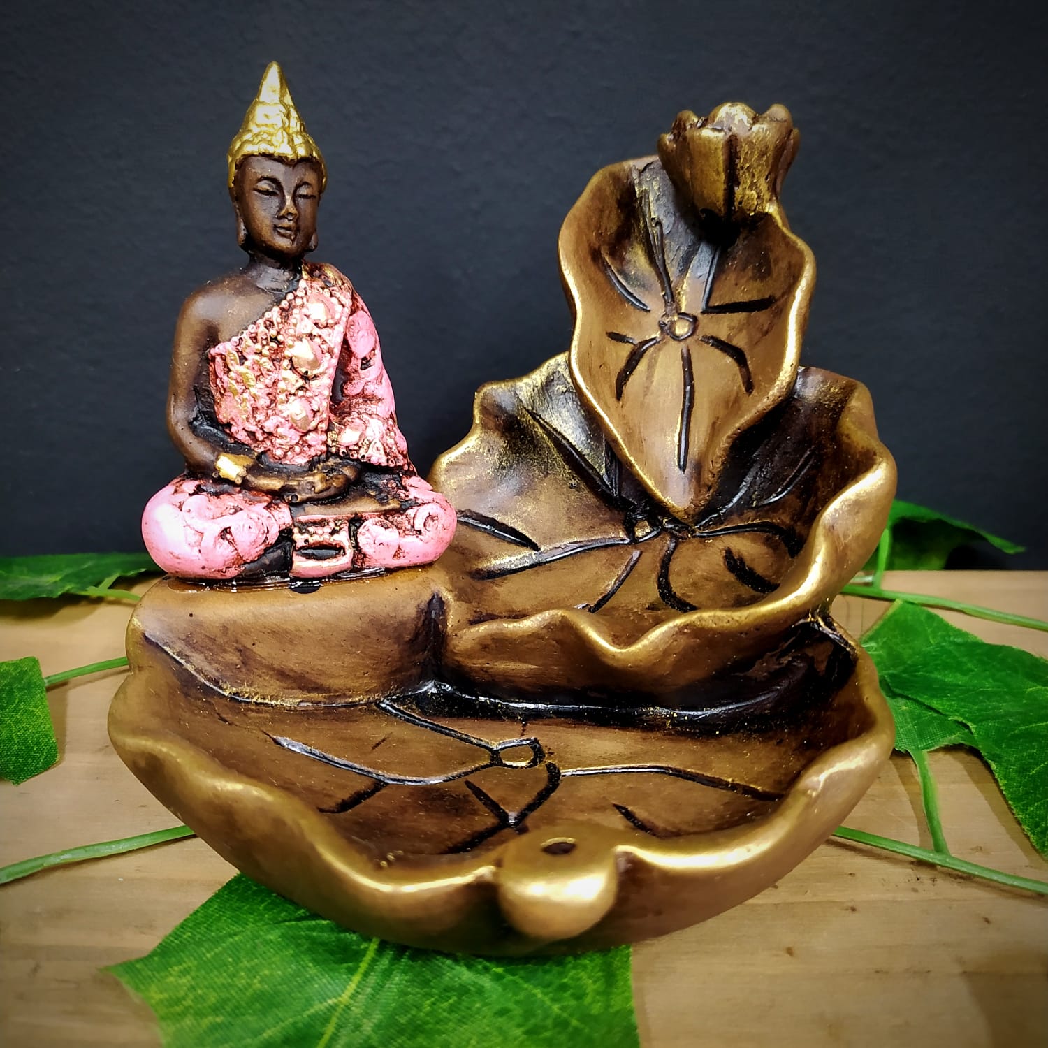 PORTA INCENSO CASCATA FOLHAS COM BUDA MAGRO ROSA 12CM