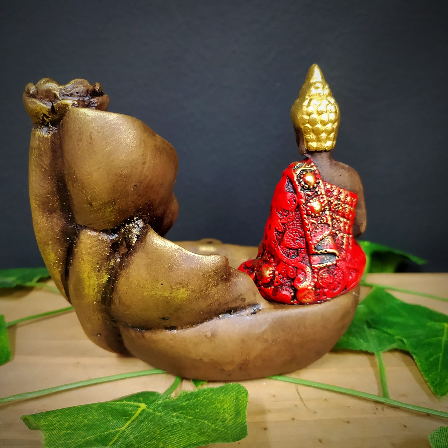 PORTA INCENSO CASCATA FOLHAS COM BUDA MAGRO VERMELHO 12CM - Imagem 2