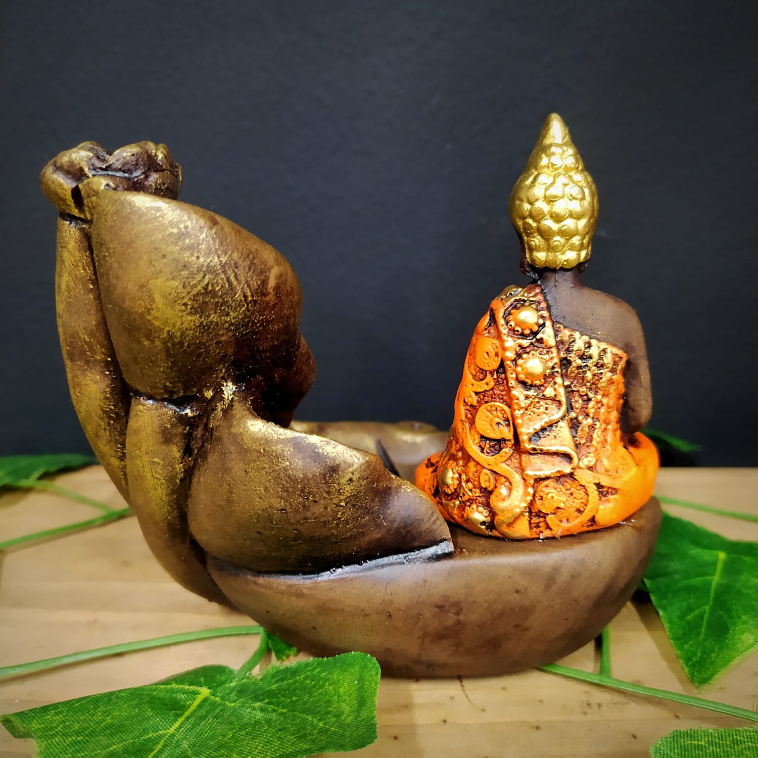 PORTA INCENSO CASCATA FOLHAS COM BUDA MAGRO LARANJA 12CM - Imagem 2