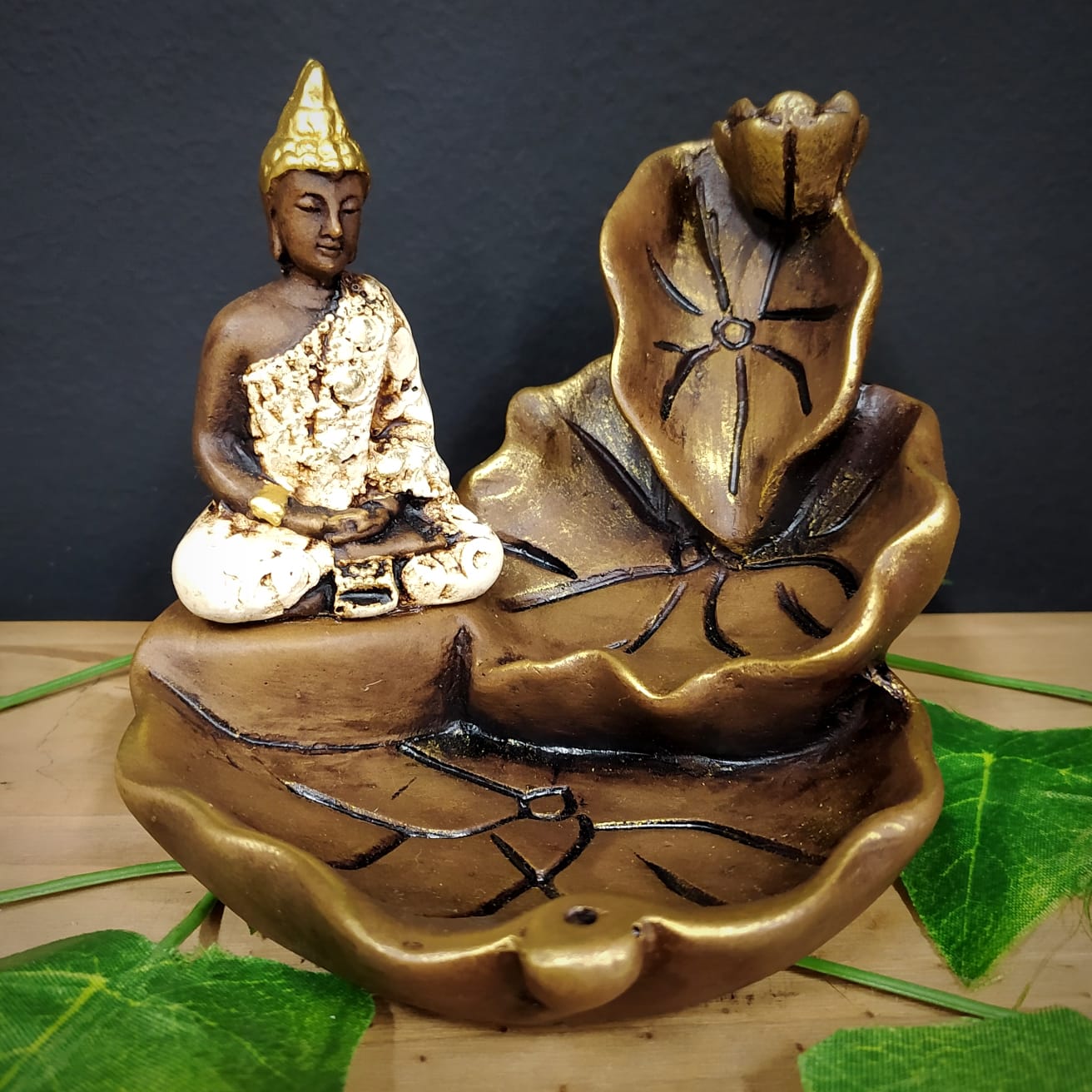 PORTA INCENSO CASCATA FOLHAS COM BUDA MAGRO BRANCO 12CM