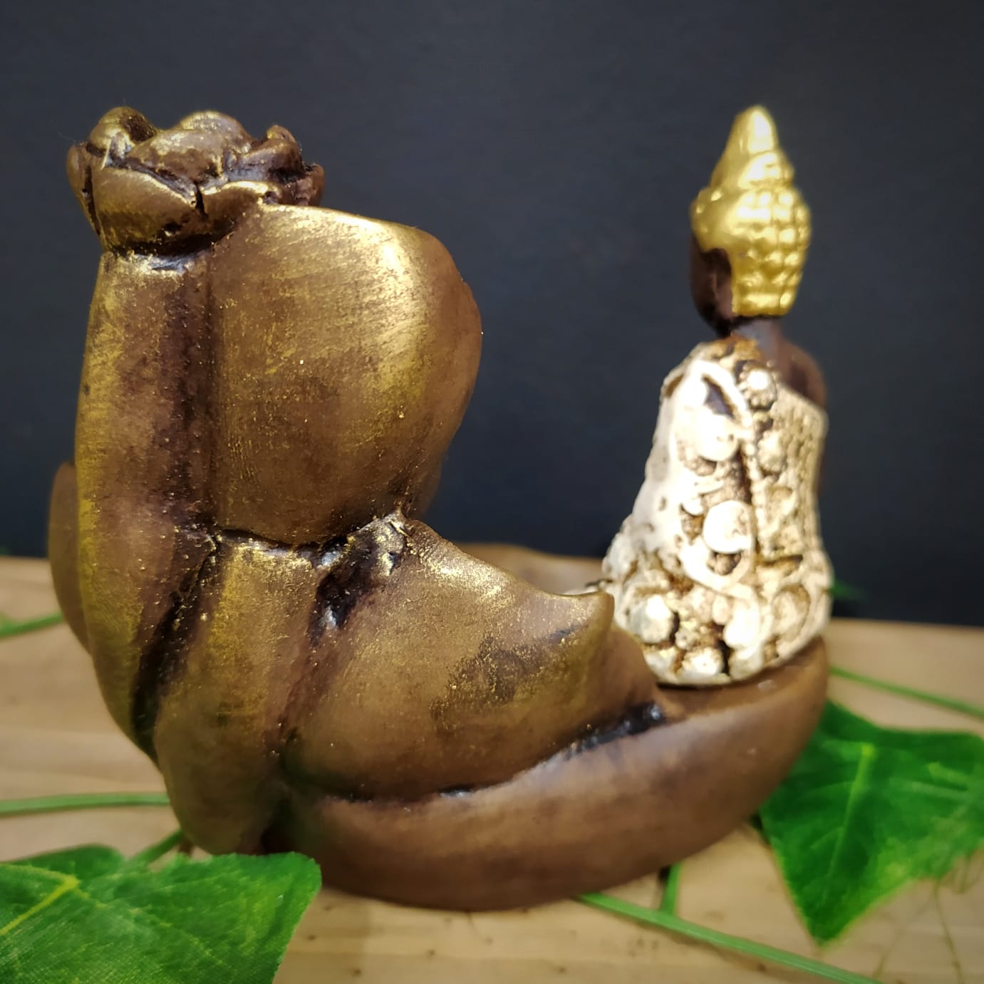 PORTA INCENSO CASCATA FOLHAS COM BUDA MAGRO BRANCO 12CM - Imagem 2