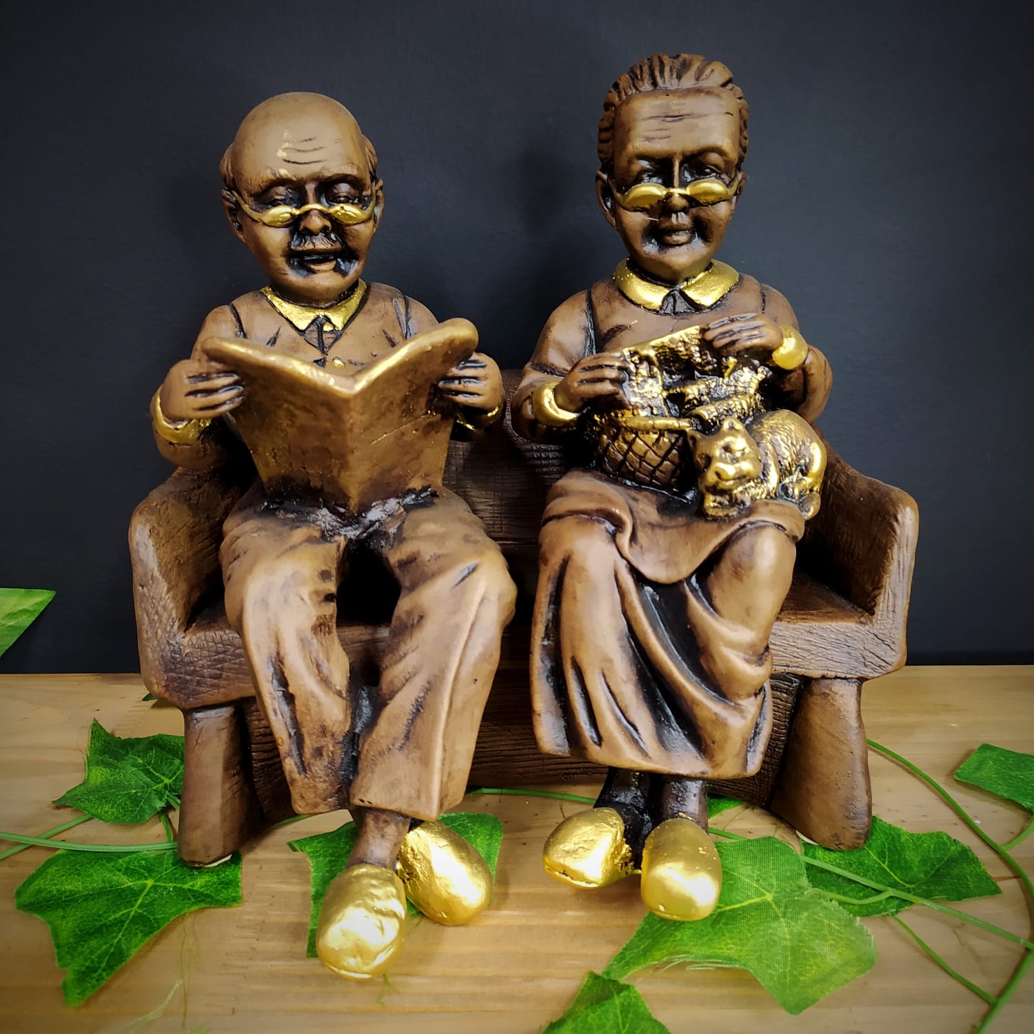 IMAGEM EM GESSO CASAL DE PRETOS VELHOS SENTADOS 24CM