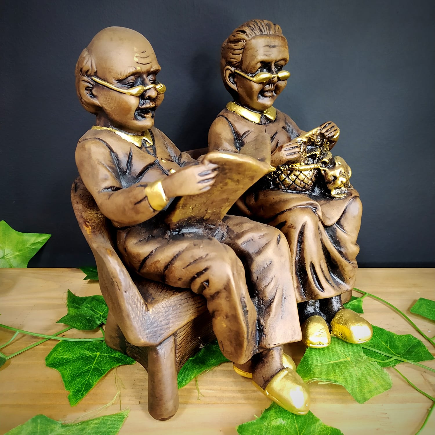 IMAGEM EM GESSO CASAL DE PRETOS VELHOS SENTADOS 24CM - Imagem 2