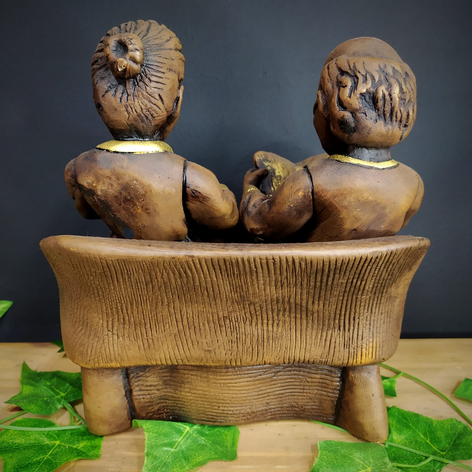 IMAGEM EM GESSO CASAL DE PRETOS VELHOS SENTADOS 24CM - Imagem 3