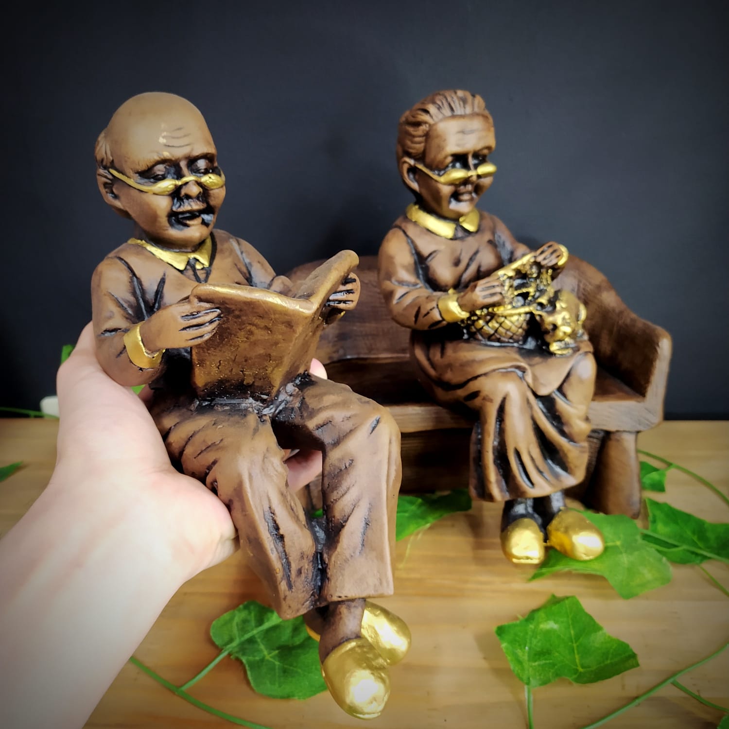 IMAGEM EM GESSO CASAL DE PRETOS VELHOS SENTADOS 24CM - Imagem 4