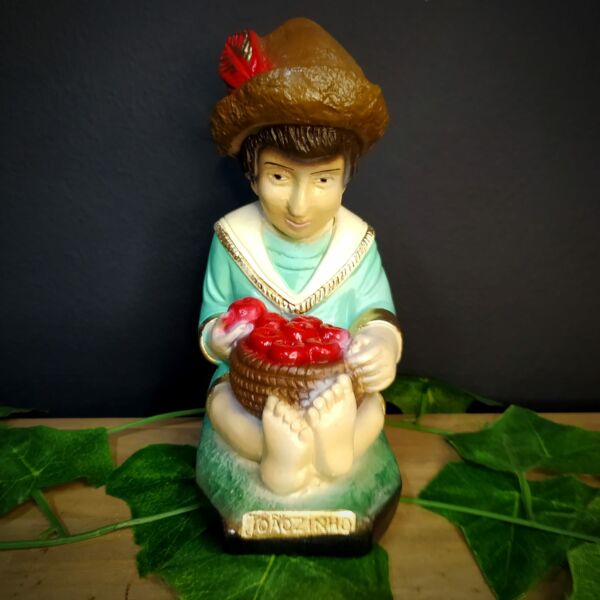 IMAGEM EM GESSO ERÊ SENTADO COM CESTO DE MAÇA ROUPA VERDE CLARO 14CM - Image 2
