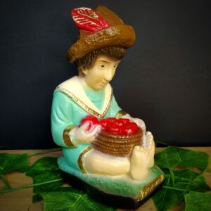 IMAGEM EM GESSO ERÊ SENTADO COM CESTO DE MAÇA ROUPA VERDE CLARO 14CM