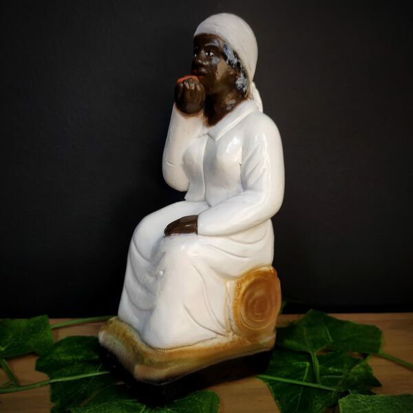 IMAGEM EM GESSO PRETA VELHA MÃE MARIA ROUPA BRANCA 18CM - Image 2