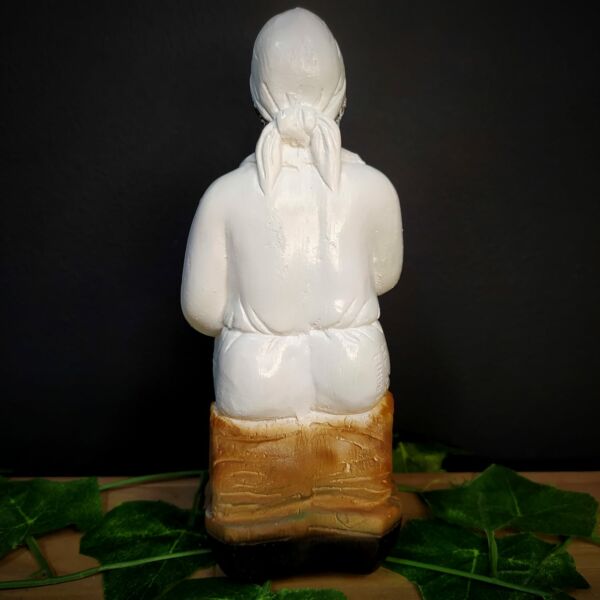 IMAGEM EM GESSO PRETA VELHA SENTADA COM TERÇO 16CM - Imagem 3