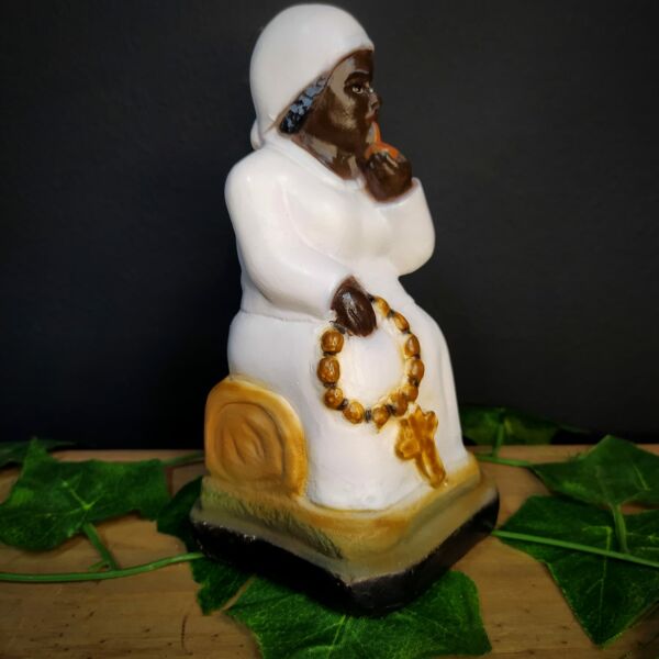 IMAGEM EM GESSO PRETA VELHA SENTADA COM TERÇO 16CM - Imagem 2