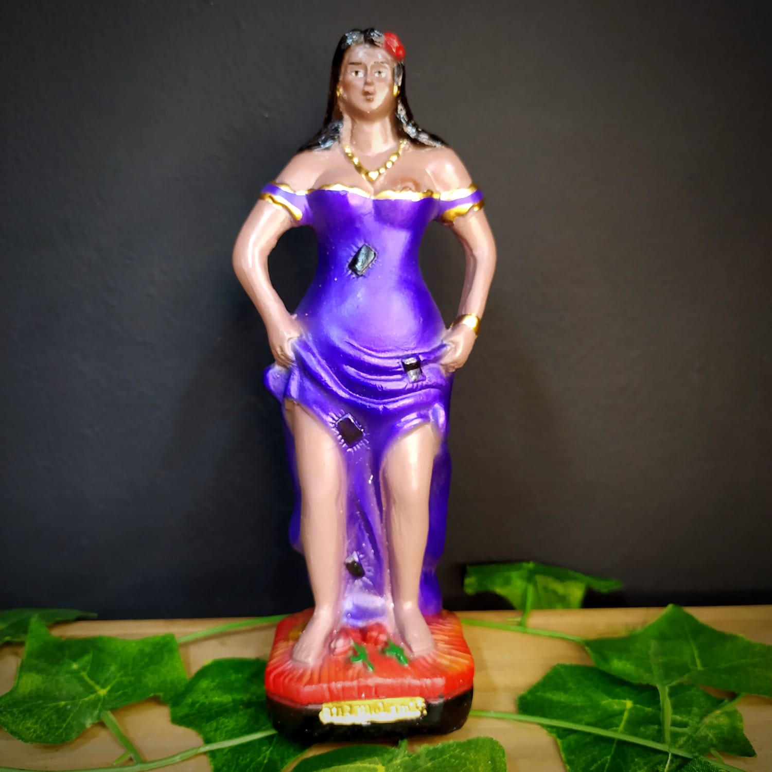 IMAGEM EM GESSO POMBO GIRA MARIA MULAMBO ROUPA ROXA 21CM