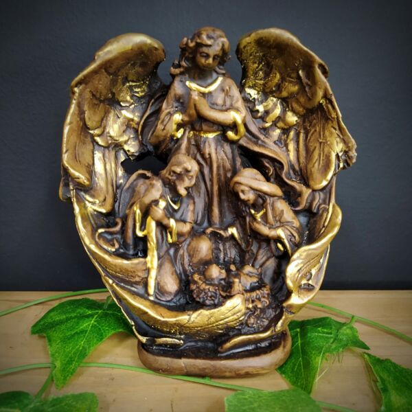 IMAGEM EM GESSO SAGRADA FAMÍLIA DENTRO DAS ASAS DO ANJO ENVELHECIDA 16CM