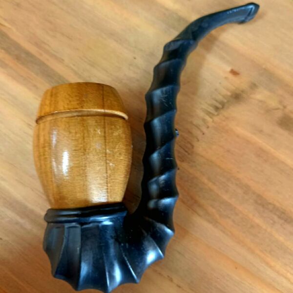 CACHIMBO DE MADEIRA COM CABO PRETO TRABALHADO