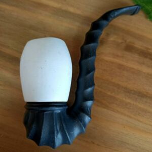 CACHIMBO DE MADEIRA BRANCA COM CABO PRETO TRABALHADO