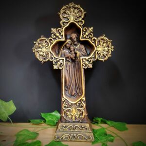 CRUCIFIXO DE MESA EM GESSO COM SAGRADA FAMÍLIA ENVELHECIDO 34CM
