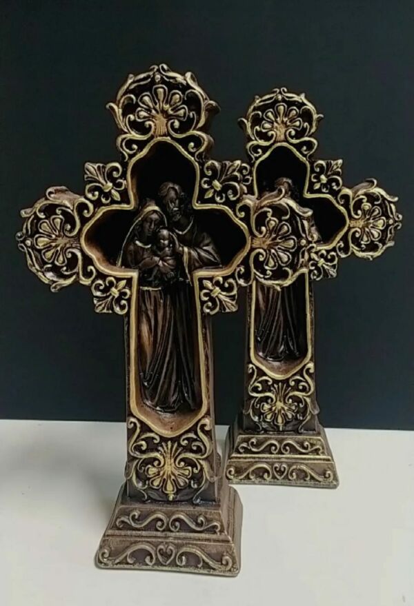 CRUCIFIXO DE MESA EM GESSO COM SAGRADA FAMÍLIA ENVELHECIDO 34CM - Imagem 4