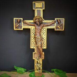 CRUCIFIXO DE PAREDE EM GESSO COM SAGRADA FALMILIA 36CM