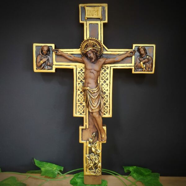 CRUCIFIXO DE PAREDE EM GESSO COM SAGRADA FALMILIA 36CM