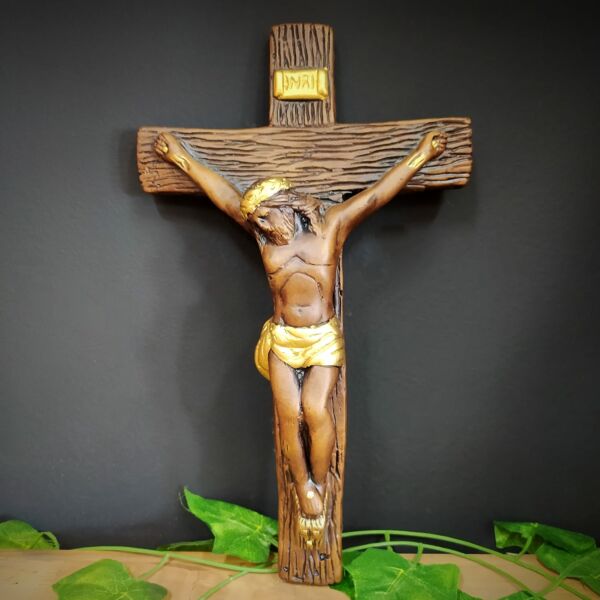 CRUCIFIXO DE PAREDE EM GESSO ENVELHECIDO 32CM