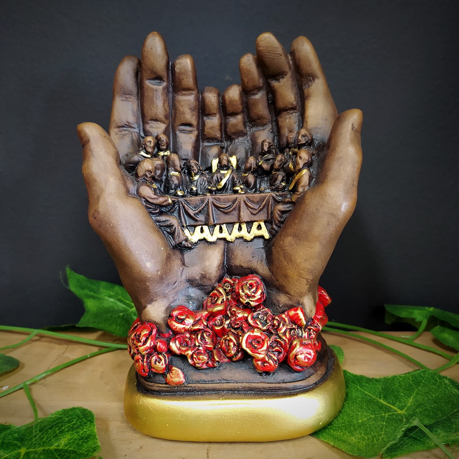 SANTA CEIA NAS MÃOS DE CRISTO COM FLORES VERMELHAS 16CM