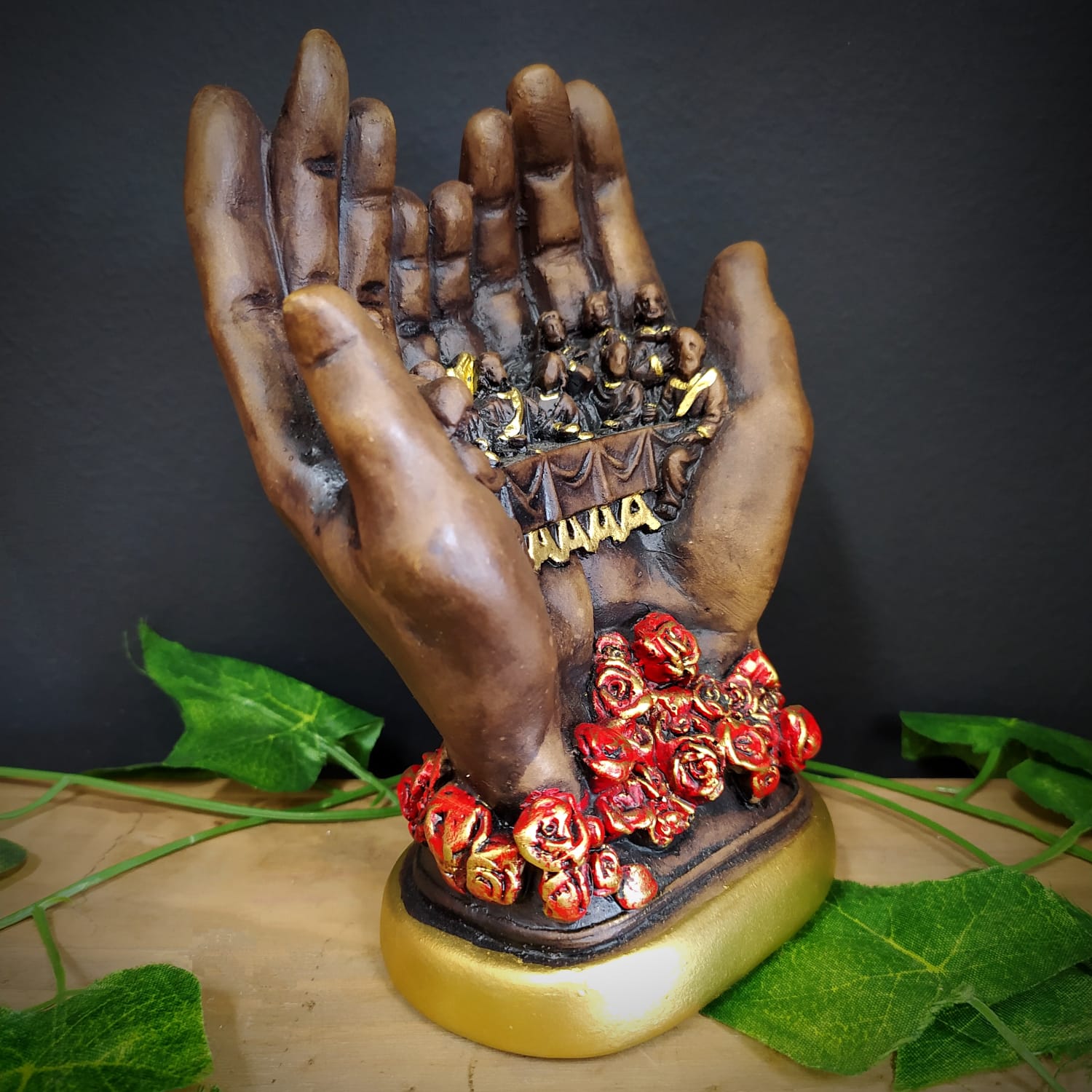 SANTA CEIA NAS MÃOS DE CRISTO COM FLORES VERMELHAS 16CM - Imagem 2