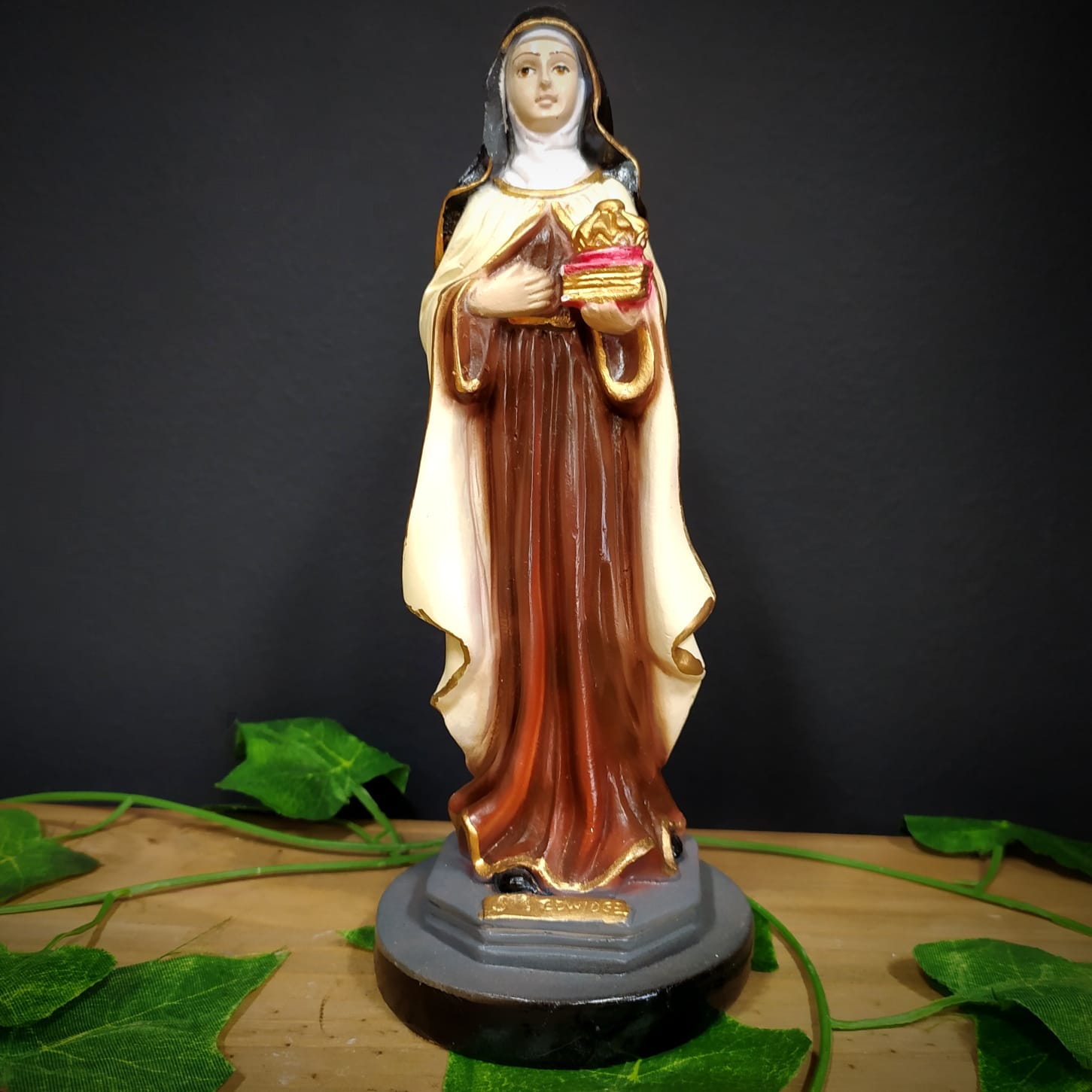 IMAGEM EM GESSO SANTA EDWIGES ROUPA MARROM 20CM