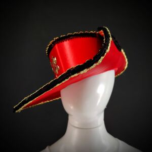 CHAPÉU DE POMBO GIRA EM CETIM VERMELHO COM DETALHES PRETO E DOURADO