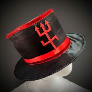 CARTOLA BAIXA DE EXU EM CETIM PRETO COM DETALHES EM VERMELHO