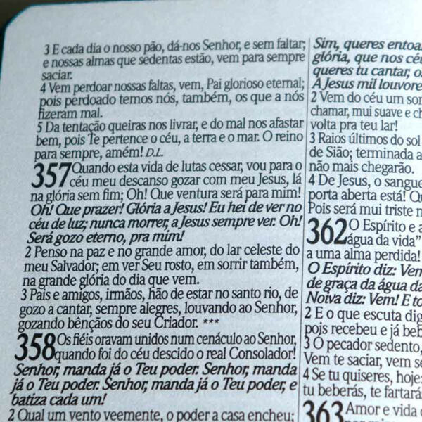 BIBLIA SAGRADA LETRA GRANDE COM HARPA AVIVADA E COURINHOS CAPA DURA PAI FILHO E ESPIRITO 800 PÁGINAS - Imagem 5