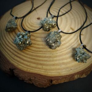 COLAR DE PEDRA PIRITA - DINHEIRO E PROSPERIDADE - CRISTAL NATURAL