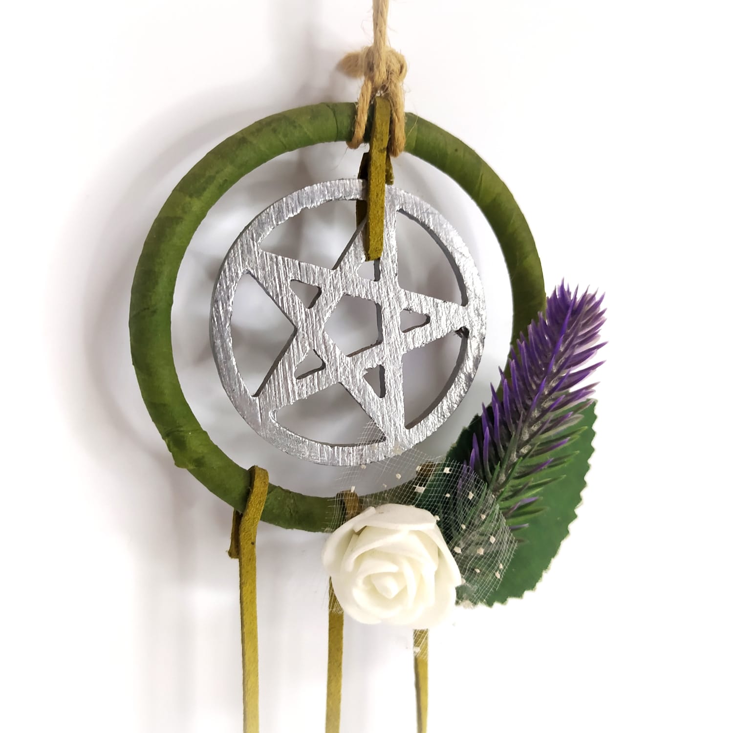 ADORNO EM MDF COM ENFEITES E SINOS PENTAGRAMA 30CM - Imagem 2