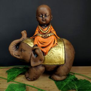 BUDA SENTADO NO ELEFANTE MÃOS POSTAS LARANJA 18CM