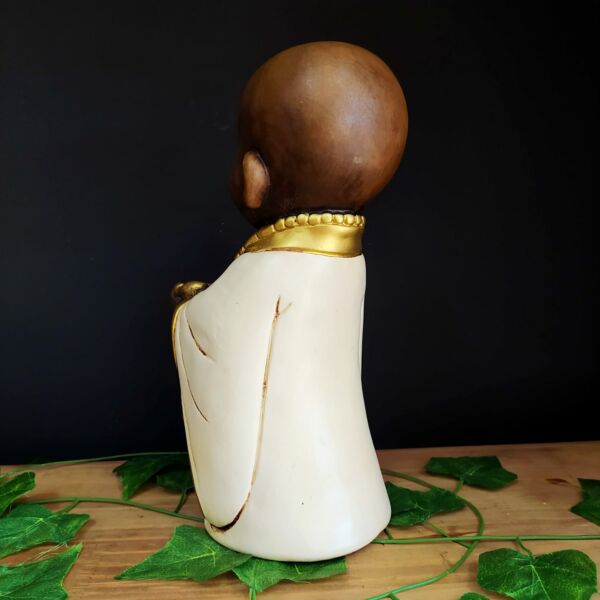 BUDA SEGURANDO POTE FLOR DE LOTUS ENVELHECIDO E BRANCO 30CM - Imagem 2
