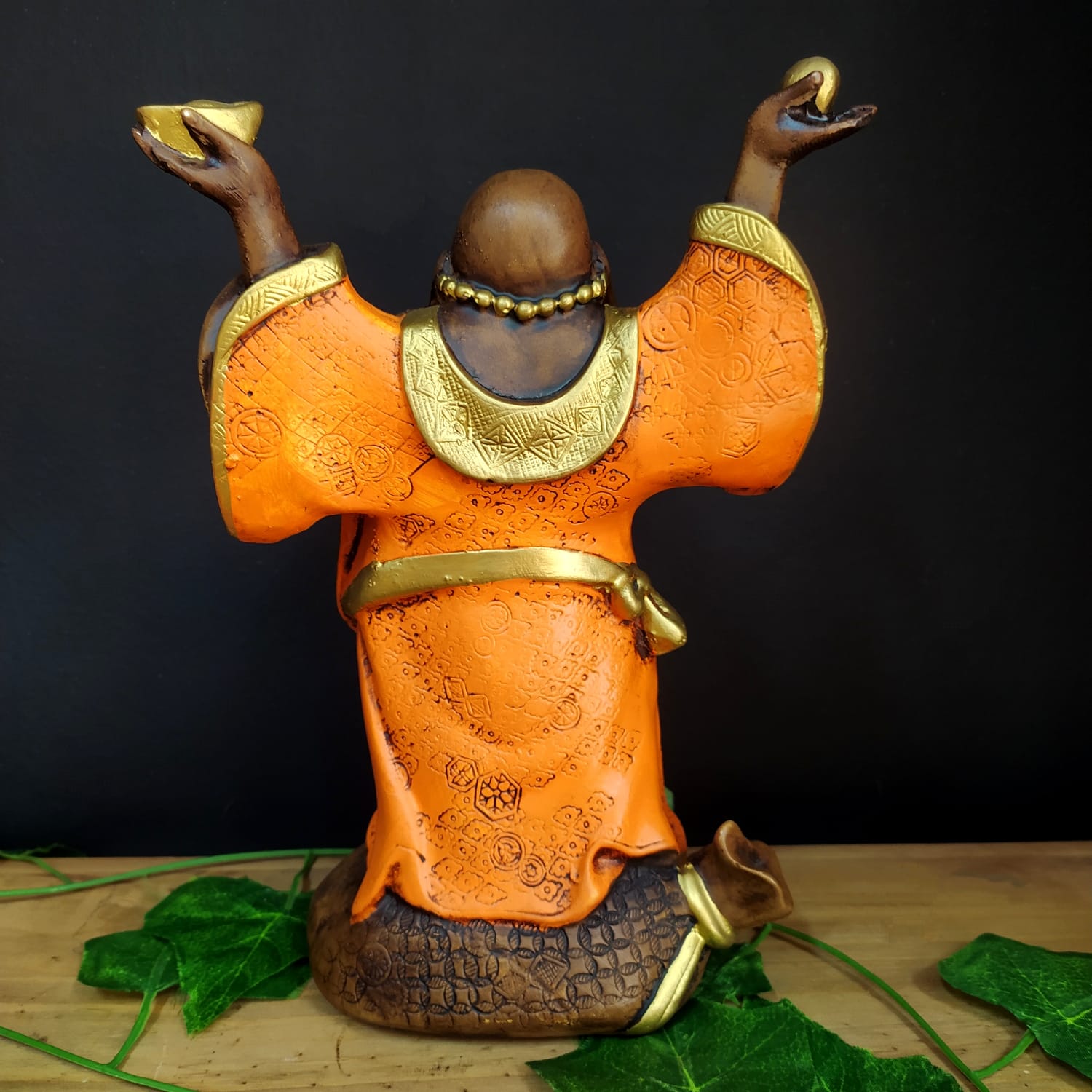 BUDA COM AS MÃOS PRA CIMA ENVELHECIDO COM LARANJA 24CM - Imagem 2