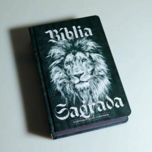 BIBLIA SAGRADA LETRA GRANDE COM HARPA AVIVADA E COURINHOS CAPA DURA LEÃO PRETO E BRANCO 800 PÁGINAS