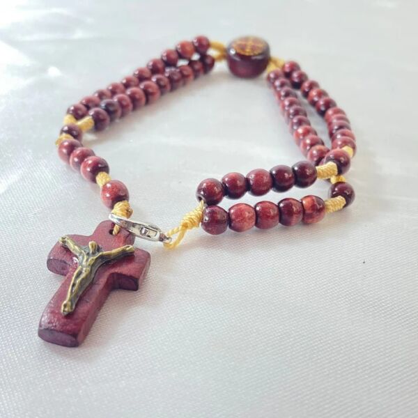 TERÇO PULSEIRA MADEIRA SÃO BENTO MARROM 6MM - Imagem 2
