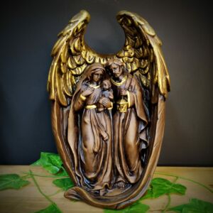 IMAGEM EM GESSO SAGRADA FAMÍLIA NAS ASAS DO ANJO 32CM
