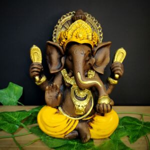GANESHA P ENVELHECIDA COM AMARELA 20CM