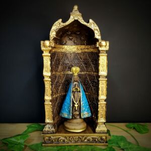 CAPELINHA EM GESSO ENVELHECIDA COM DOURADO 32CM