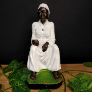 IMAGEM EM GESSO PRETA VELHA SENTADA 18CM