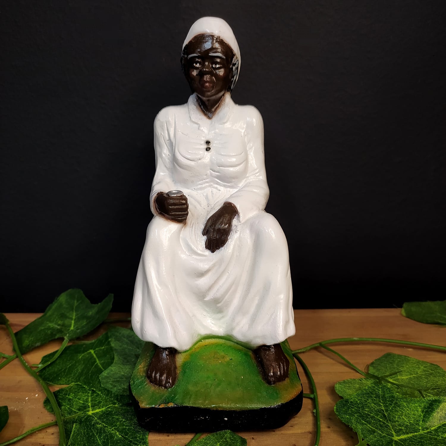 IMAGEM EM GESSO PRETA VELHA SENTADA 18CM