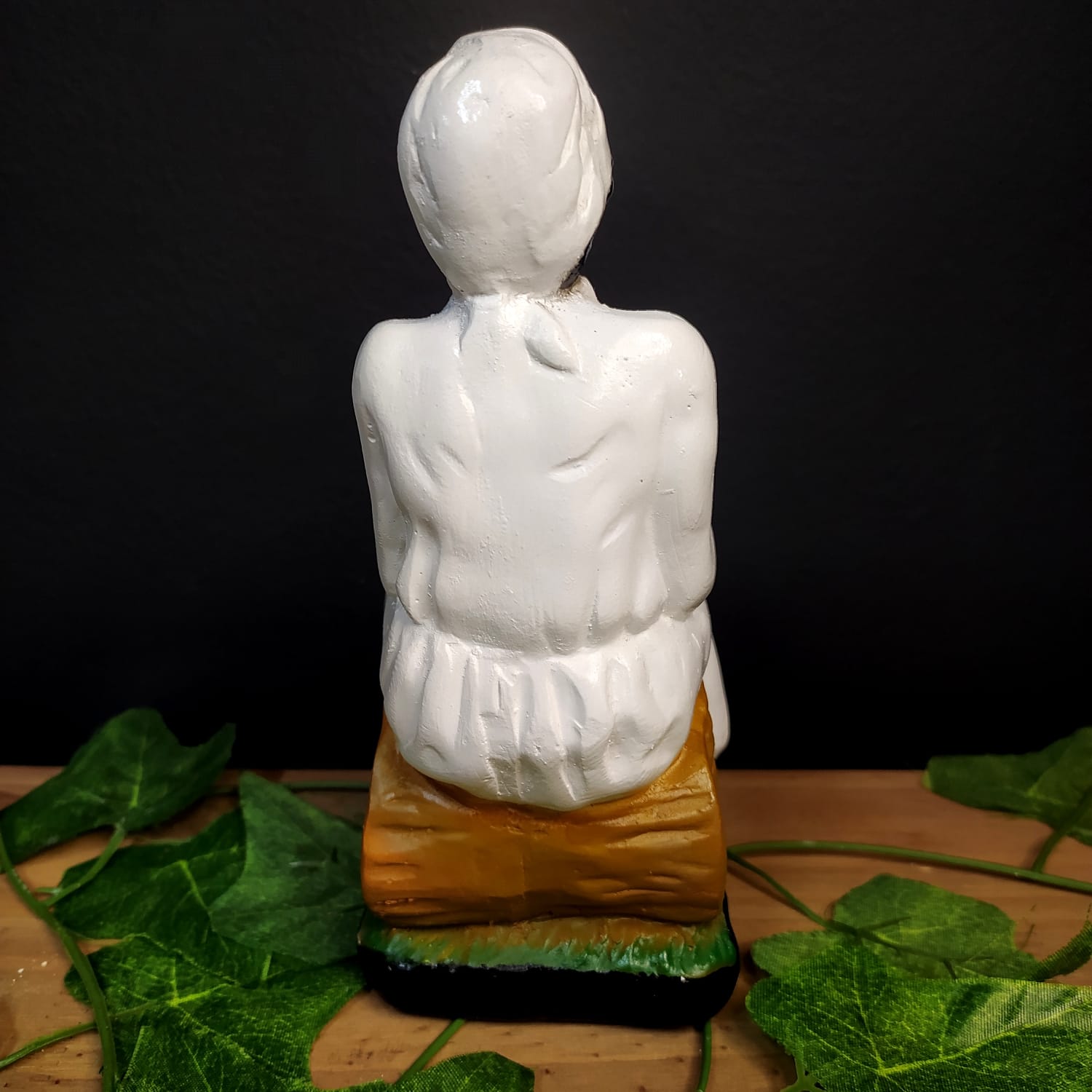 IMAGEM EM GESSO PRETA VELHA SENTADA 18CM - Imagem 3