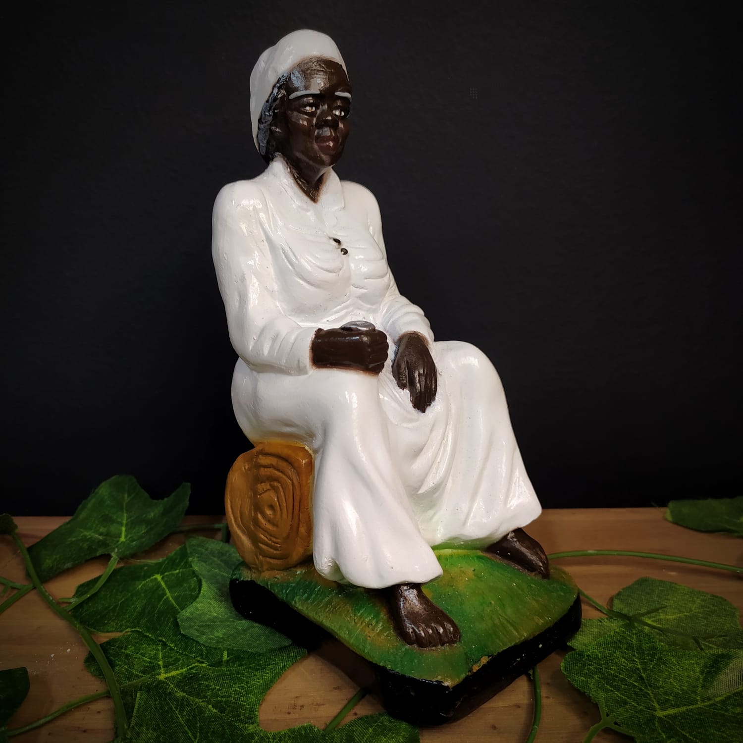 IMAGEM EM GESSO PRETA VELHA SENTADA 18CM - Imagem 2