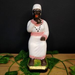 IMAGEM EM GESSO PRETA VELHA SENTADA RENDAS ROSA 19CM